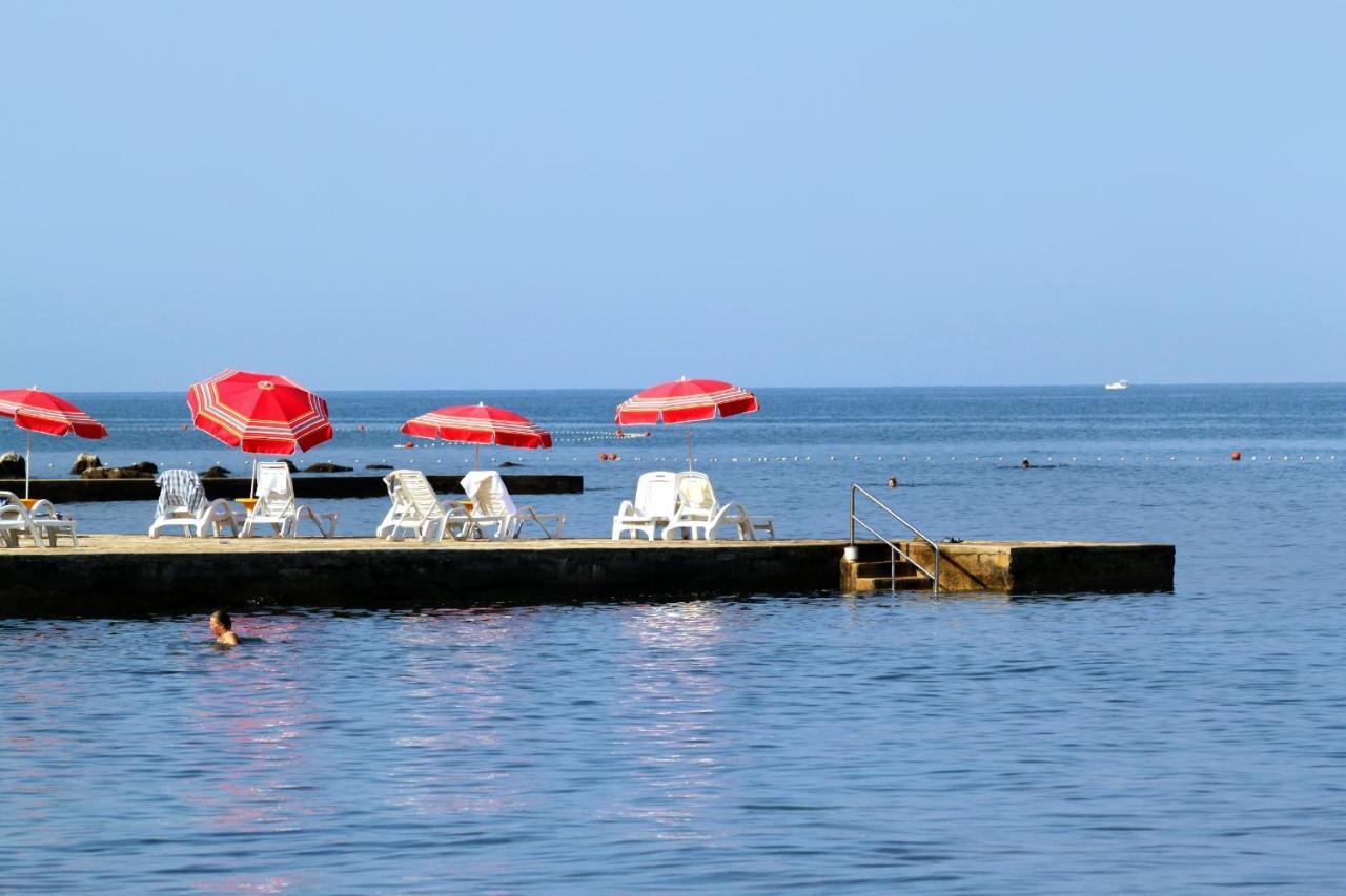 Apartments With A Parking Space Umag - 7094 Bagian luar foto