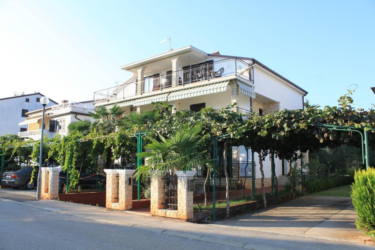 Apartments With A Parking Space Umag - 7094 Bagian luar foto